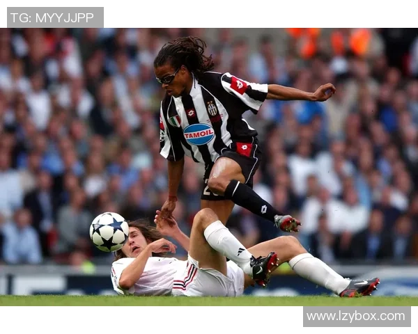 足球明星戴眼镜的独特魅力展现男人风采的时尚瞬间